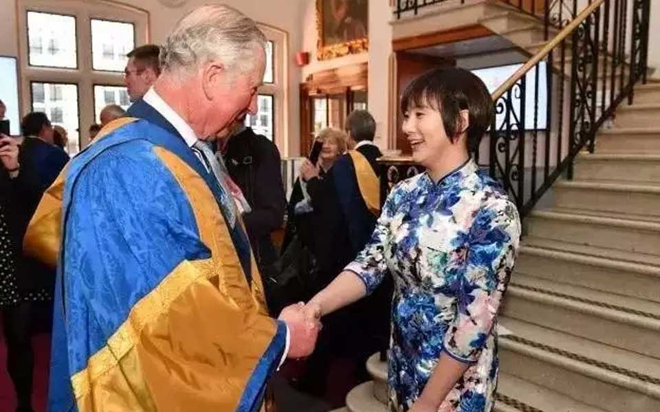 博斯纳钢琴深圳总代理尹晨老师旅居英国的女儿潇然为英国查尔斯王子演奏古筝，大展才艺，为国争光。